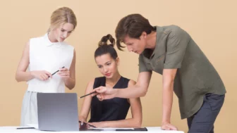 Usar retroalimentación para mejorar las interacciones con clientes